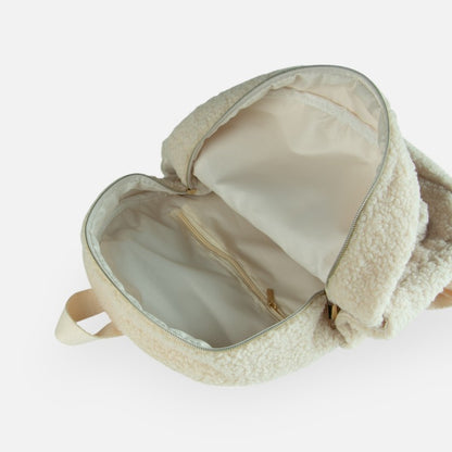 Binnenkant van beige teddy rugzak met ritsvak, handig rugzakje voor kleine spulletjes onderweg.