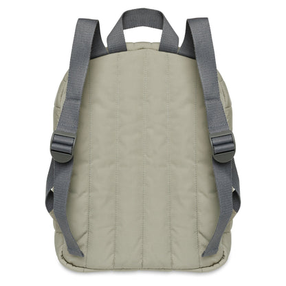 Achterkant van het Rugtasje Puffed in olive green van Jollein met verstelbare schouderriemen, handig rugzakje voor kinderen