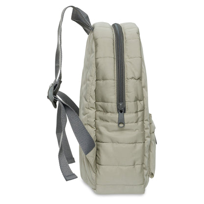 Zijaanzicht van het Rugtasje Puffed in olive green van Jollein, compact kinderrugzakje met ritssluiting en verstelbare schouderriem