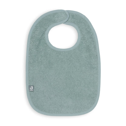 Slab badstof in ash green van Jollein, zachte baby slab met waterafstotende laag voor tijdens het eten of bij kwijlen.
