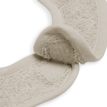 Detail van de slab badstof in nougat van Jollein met handige klittenbandsluiting voor makkelijk aan- en uitdoen.