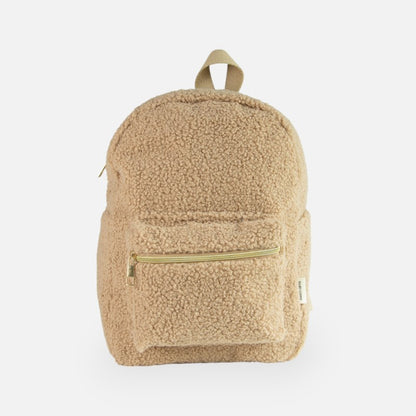 Voorkant teddy rugzak bruin met naam geborduurd, ideaal als eerste rugzakje voor school, de crèche of een uitstapje.