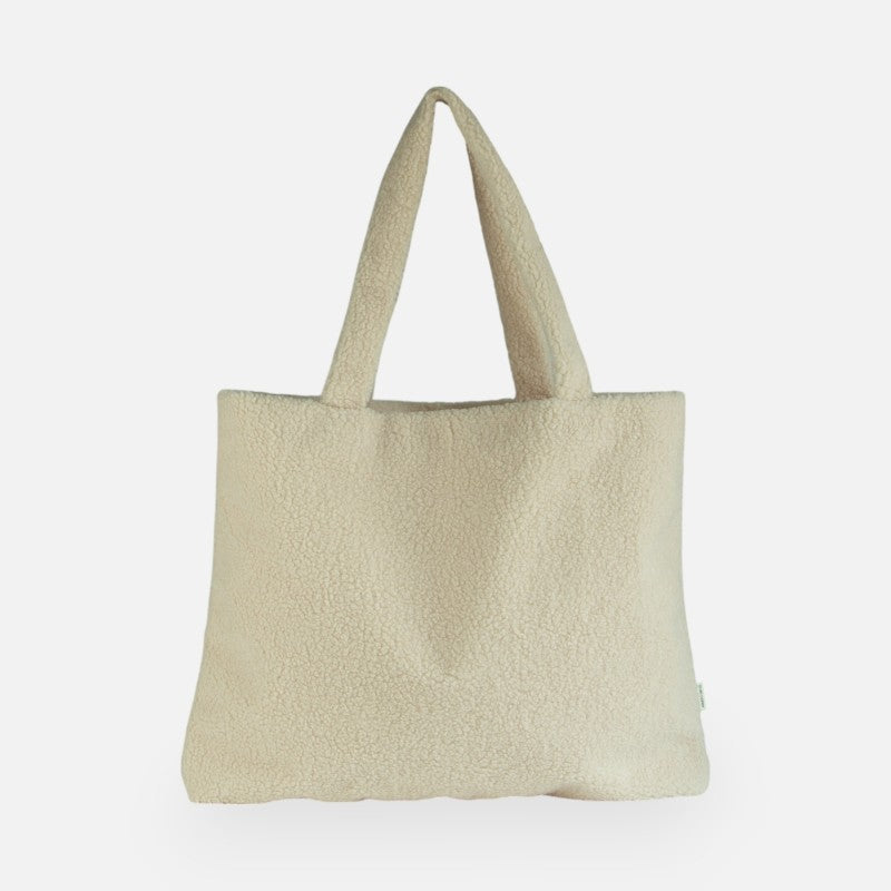 Voorkant teddy tas (tote bag) beige, ruime en zachte tas voor onderweg of dagelijks gebruik.